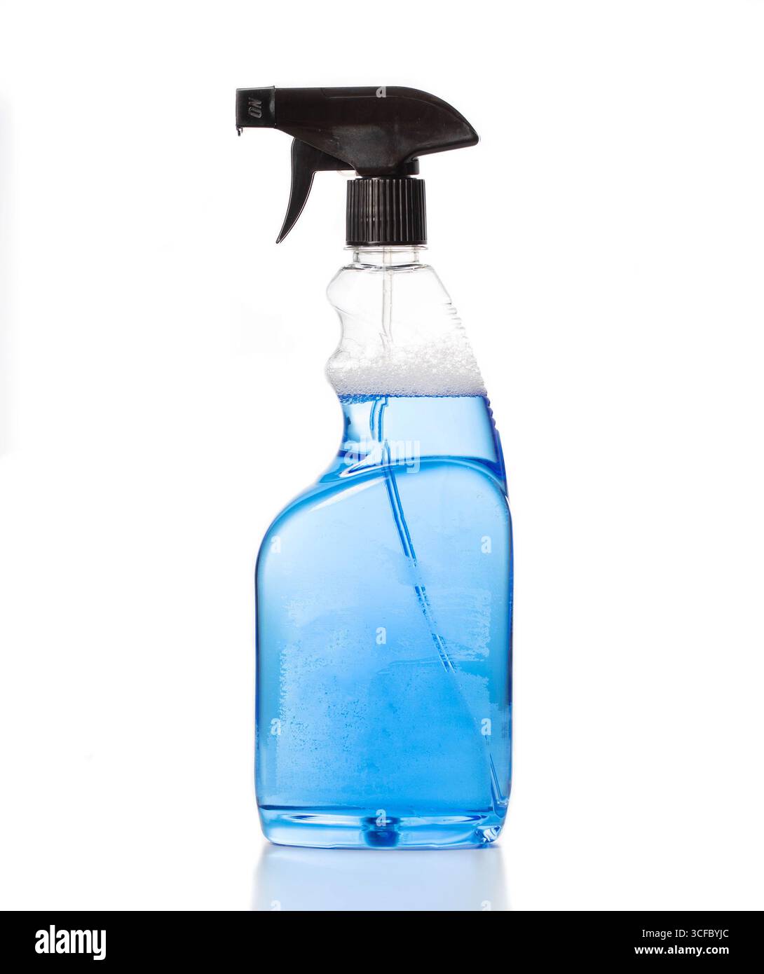 Bouteille avec spray liquide bleu pour laver les fenêtres dans la voiture sur fond blanc Banque D'Images