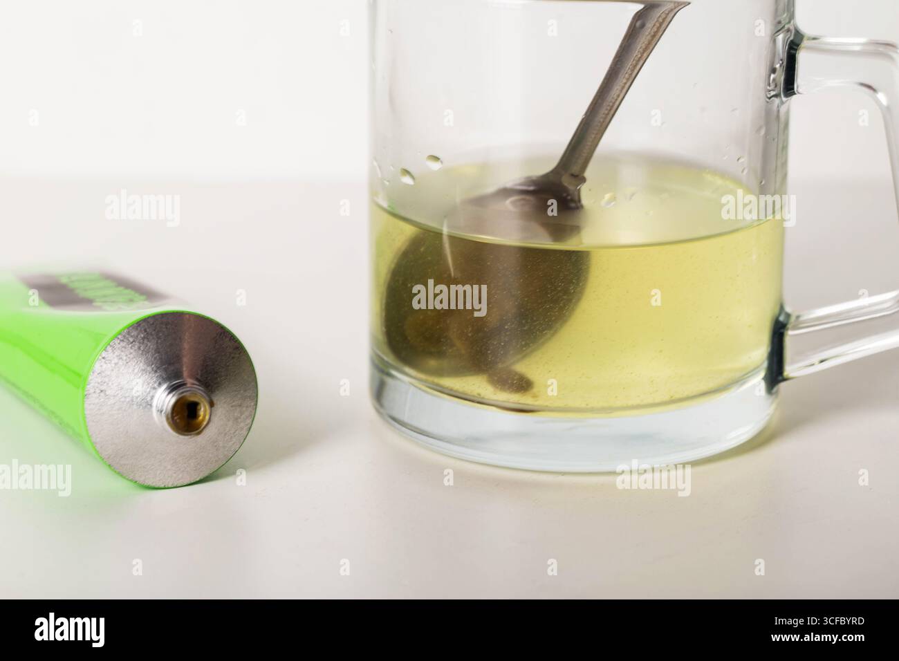 Pâte urologique sur les herbes sur le fond d'un verre d'eau. Traitement des maladies inflammatoires infectieuses de l'appareil urinaire Banque D'Images