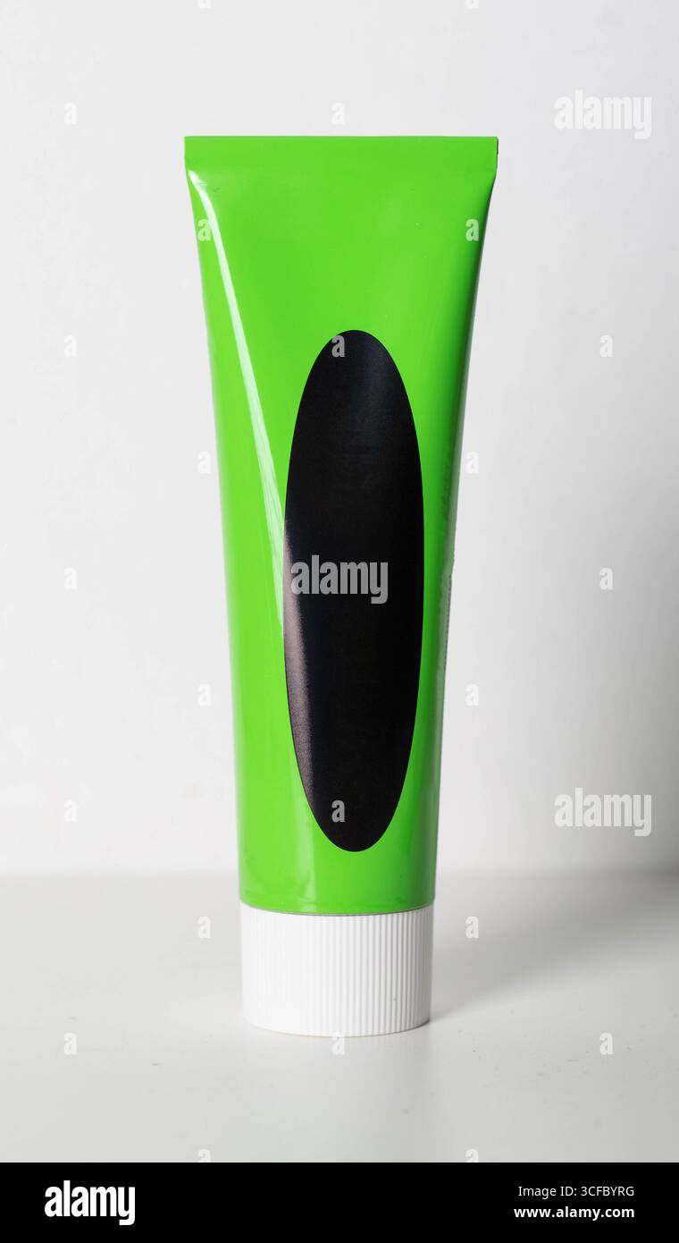 Gros plan d'un tube vert de pâte urologique à base de plantes médicinales, herbe nouée Banque D'Images