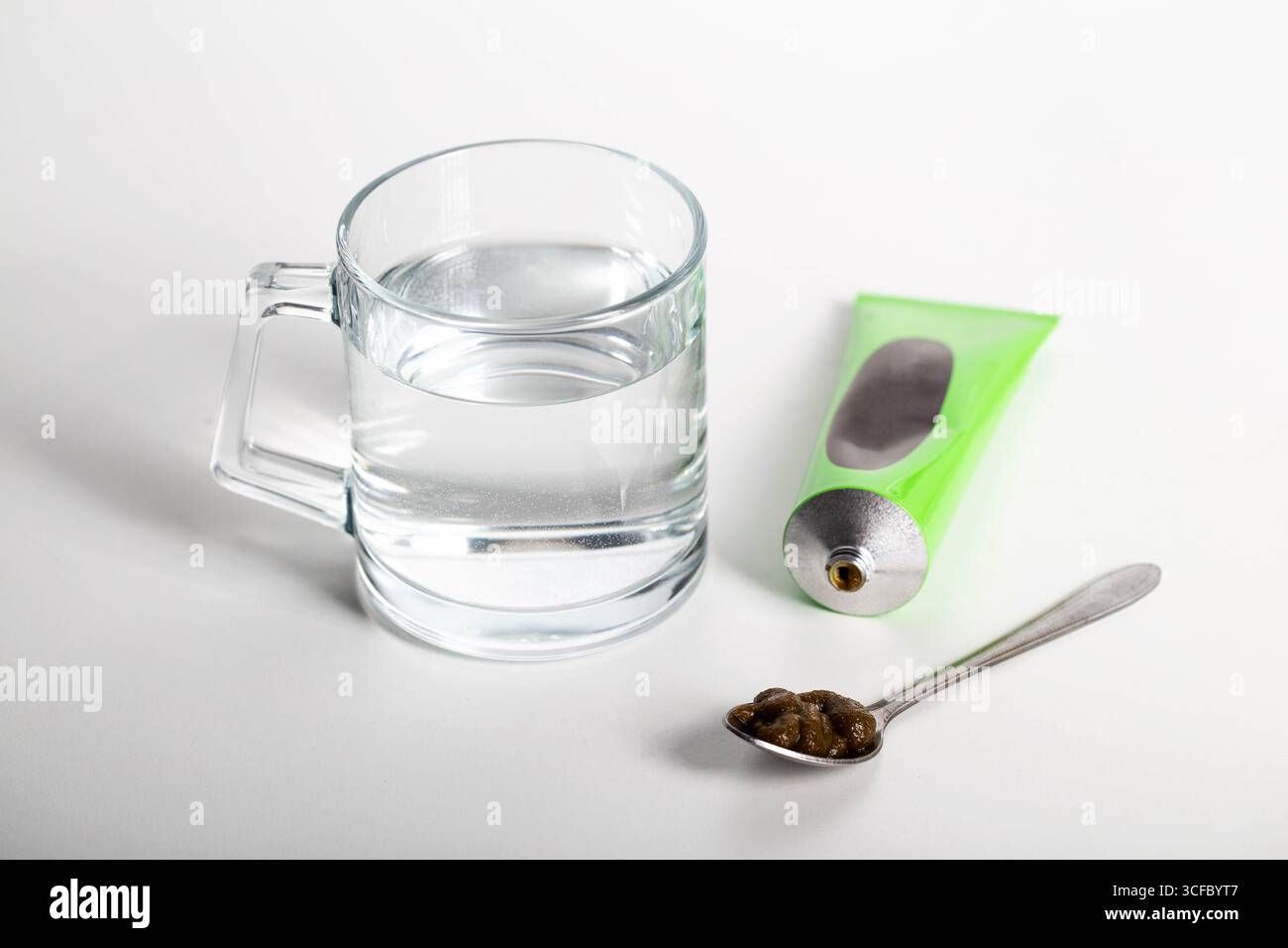 Tube avec pâte médicinale sur les herbes utilisées en urologie. Traitement des maladies inflammatoires infectieuses des voies urinaires, urétrite Banque D'Images