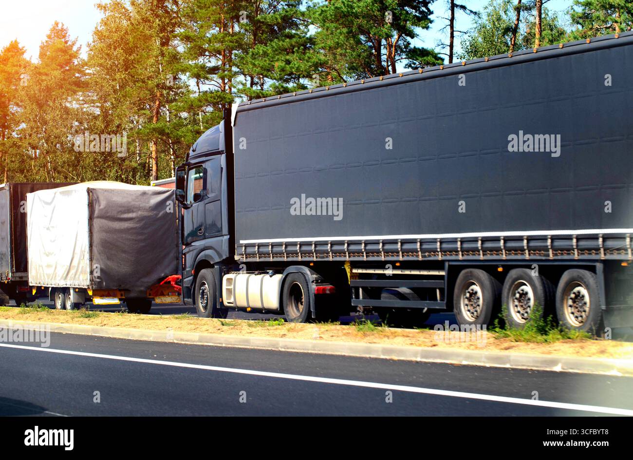 Un camion semi-remorque noir s'est écrasé dans la remorque d'un autre véhicule sur la route. Concept de freinage d'urgence et d'accident, défaut de maintenir dis Banque D'Images