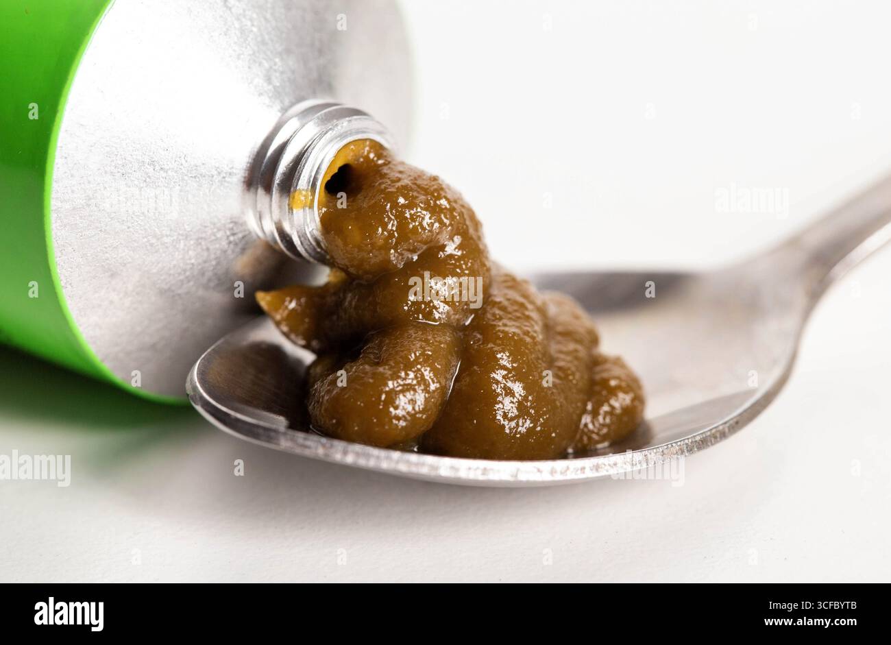 Pâte urologique médicinale sur les herbes dans une cuillère, gros plan. Traitement des cystites et urétrites. Banque D'Images