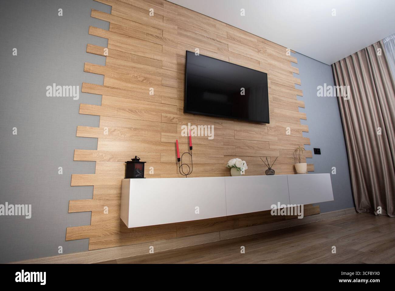 Mur intérieur avec des panneaux en bois sur le fond d'une télévision LCD et une armoire suspendue blanche Banque D'Images