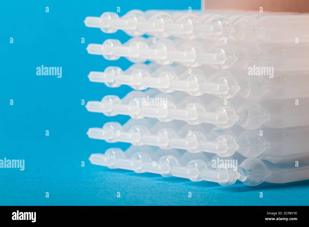 Tubes avec médecine sur un fond bleu. Concept d'un laxatif pour le traitement de la constipation intestinale. Restauration de microfl intestinal Banque D'Images