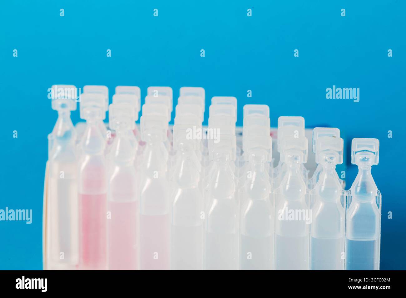 Tubes avec probiotique et métabiotique de nouvelle génération sur fond bleu. Le concept de traitement des maladies du tractus gastro-intestinal par le succinique Banque D'Images