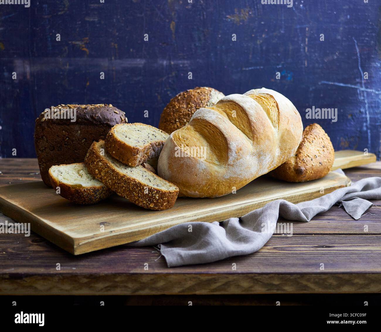 Série de pain artisanal rustique avec pains entiers et pain tranché sur planches et tables en bois. Style de boulangerie ferme avec des textures naturelles, ingr organique Banque D'Images