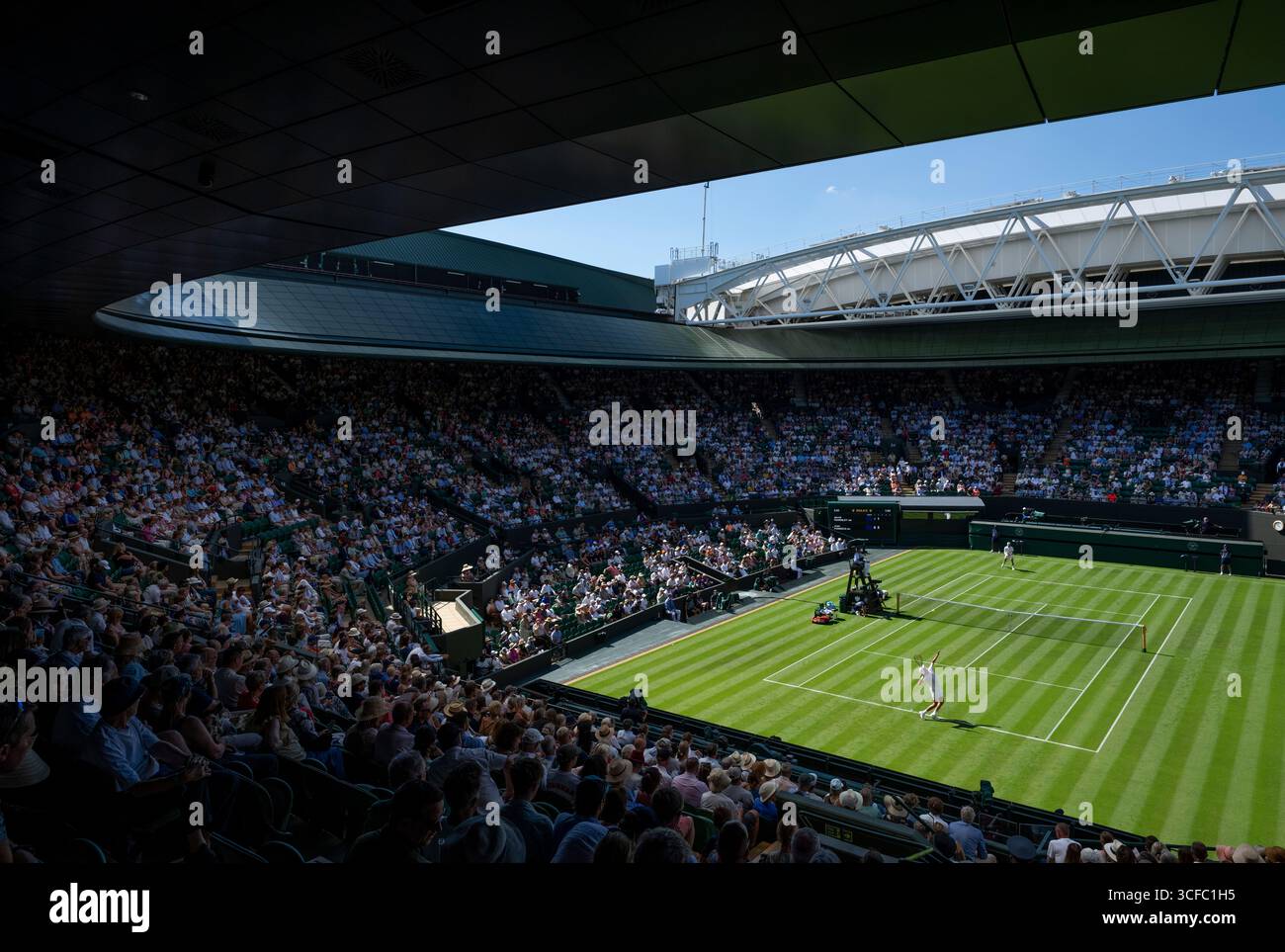 Jacob Fearnley (GBR) contre Joao Fonseca (BRA) sur le terrain N°1 aux Championnats 2025. Tenue au All England Lawn Tennis Club de Wimbledon Banque D'Images