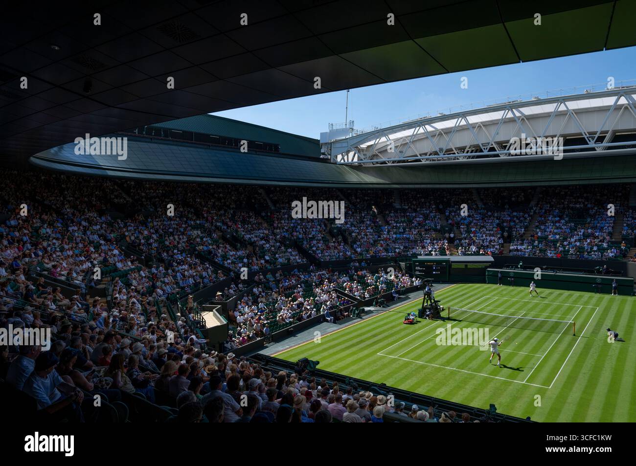 Jacob Fearnley (GBR) contre Joao Fonseca (BRA) sur le terrain N°1 aux Championnats 2025. Tenue au All England Lawn Tennis Club de Wimbledon Banque D'Images