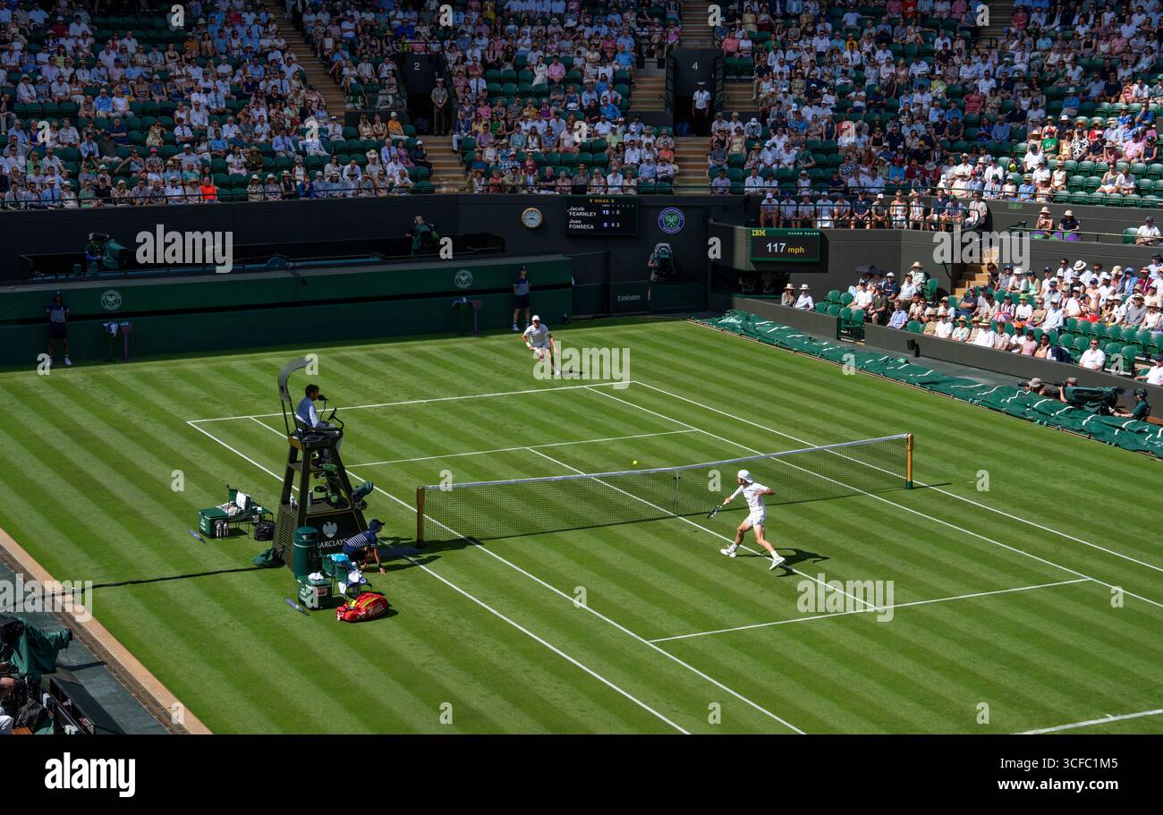 Jacob Fearnley (GBR) contre Joao Fonseca (BRA) sur le terrain N°1 aux Championnats 2025. Tenue au All England Lawn Tennis Club de Wimbledon Banque D'Images