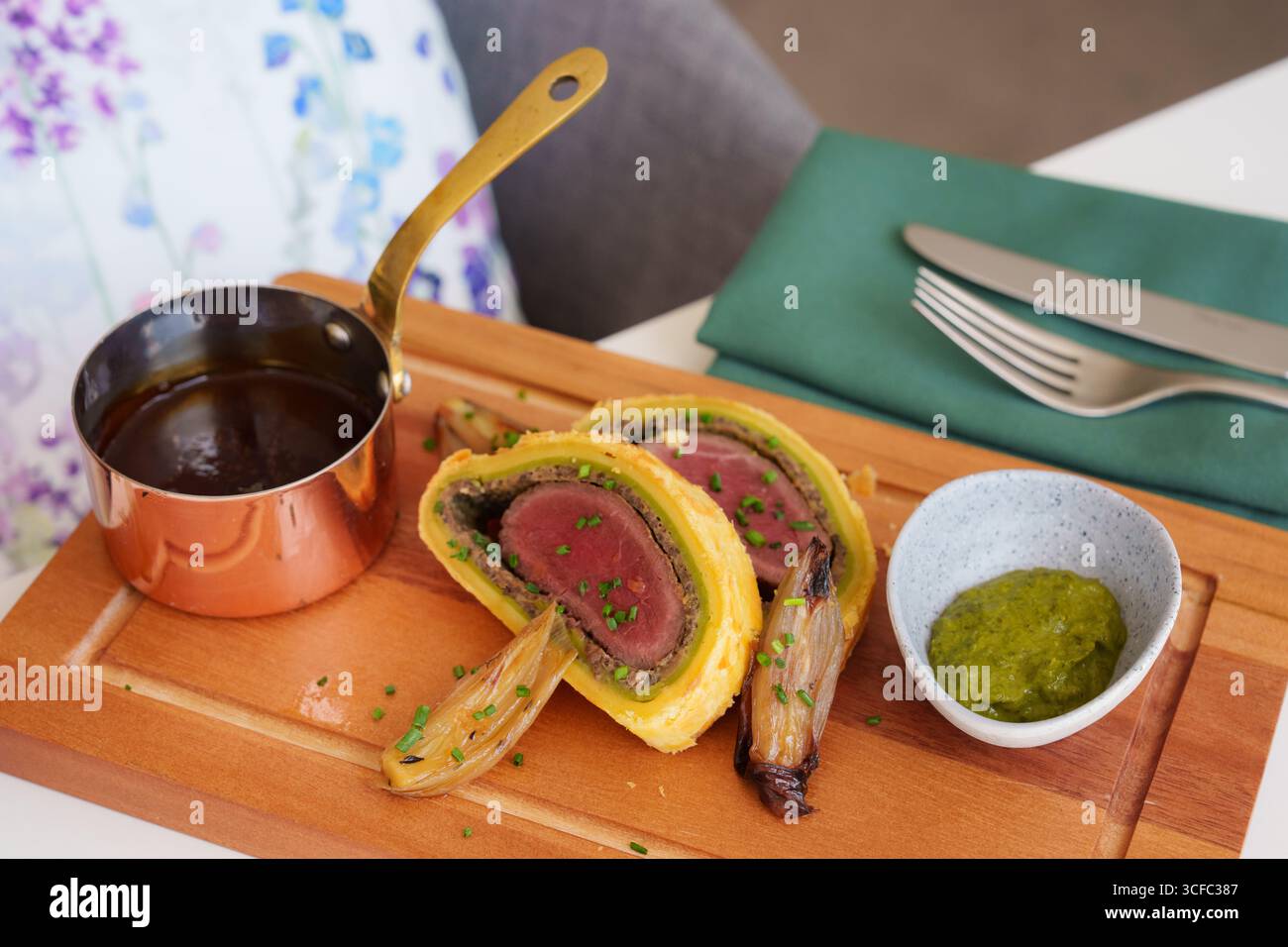 Boeuf Wellington avec sauce Banque D'Images