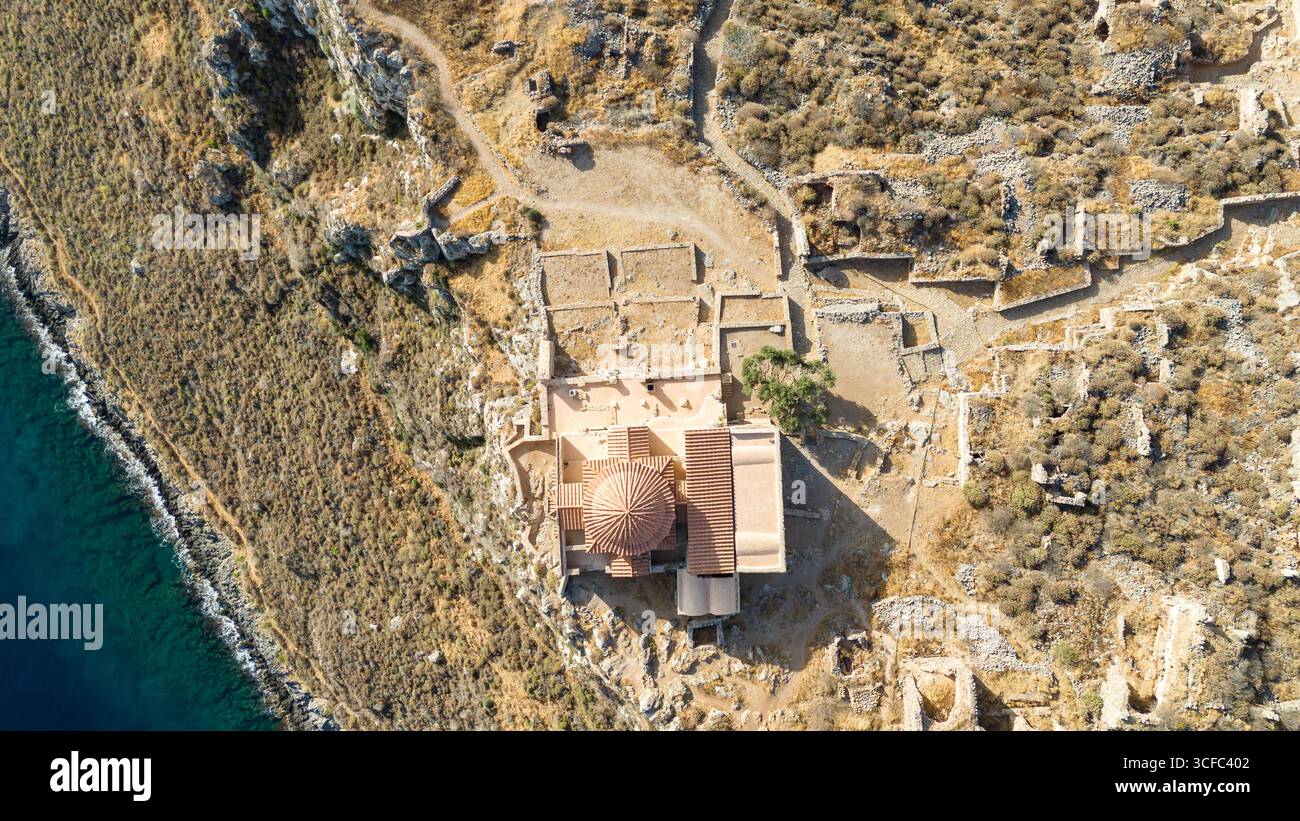 Monemvasia en Grèce, ville fortifiée médiévale historique sur une île rocheuse avec des maisons en pierre, architecture byzantine et vues panoramiques sur la mer Méditerranée Banque D'Images