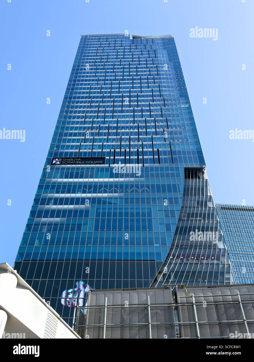 Shibuya Scramble Square Tower à Shibuya, Tokyo, Japon. Gratte-ciel relié à la station Shibuya avec le pont d'observation Shibuya Sky situé sur le toit. - Image de stock capturée avec un smartphone