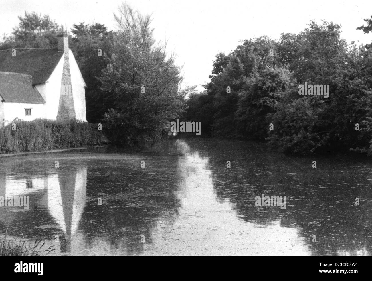 Suffolk, Angleterre. Années 1970 - Willy Lott's Cottage on the River Stour à Flatford, East Bergholt, Suffolk, Angleterre. Ce bâtiment apparaît dans plusieurs tableaux de John Constable, dont le Hay Wain. Banque D'Images