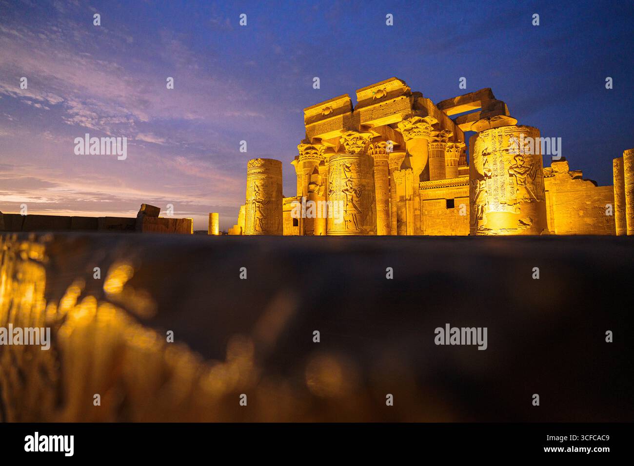 Temple de Kom Ombo au crépuscule, Assouan Banque D'Images