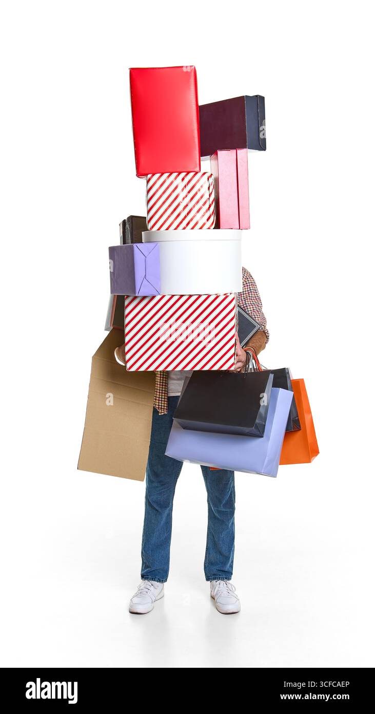 Homme surchargé de montagne de boîtes à provisions et de sacs en papier Banque D'Images