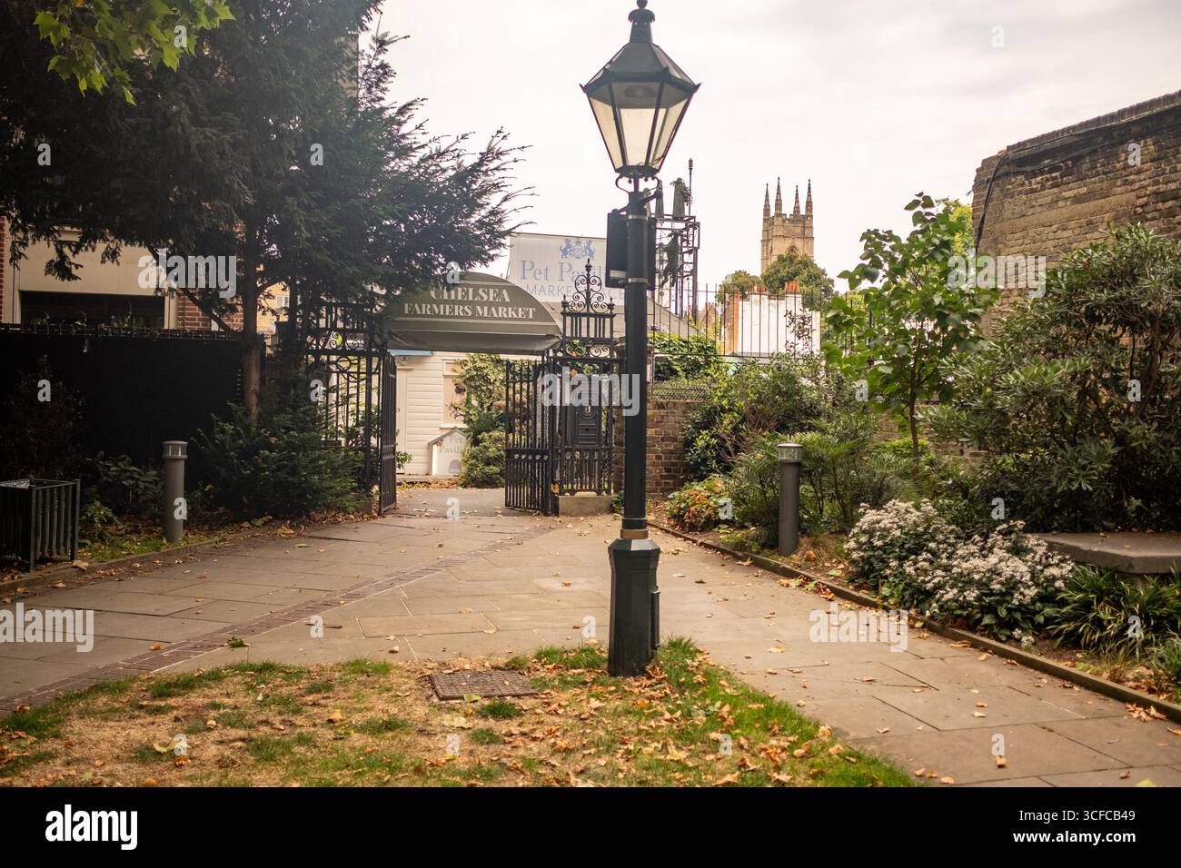 LONDRES - 13 AOÛT 2025 : le Chelsea Farmers Market, espace communautaire près de King's Road à Londres, avec des boutiques, des restaurants et un marché Banque D'Images