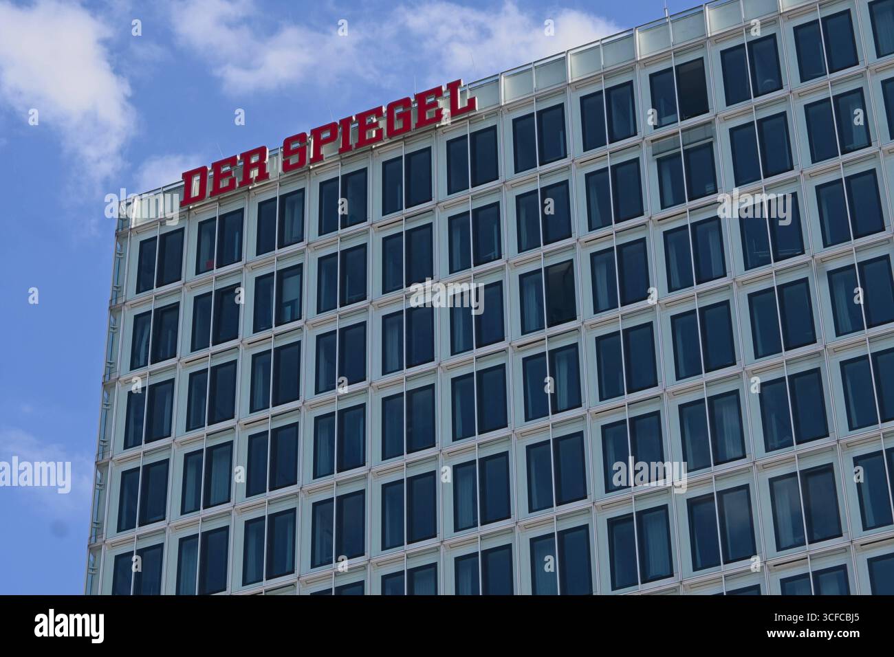 Hambourg, östliches Ende der Hamburger Hafencity. Auf der am Wasser gelegenen Ericusspitze befindet sich der Hauptsitz der Spiegel Mediengruppe. DAS Bauwerk Hat 13 Stockwerke und ist ein ensembles aus zwei Gebäuden, nach einem Entwurf der dänischen Architekten Henning Larsen. Foto : Der Spiegel - Verlag *** Hambourg, extrémité est de Hambourg Hafencity le siège du groupe de médias Spiegel est situé sur le front de mer Ericusspitze la structure a 13 étages et est un ensemble de deux bâtiments, conçu par l'architecte danois Henning Larsen photo Der Spiegel Verlag Banque D'Images