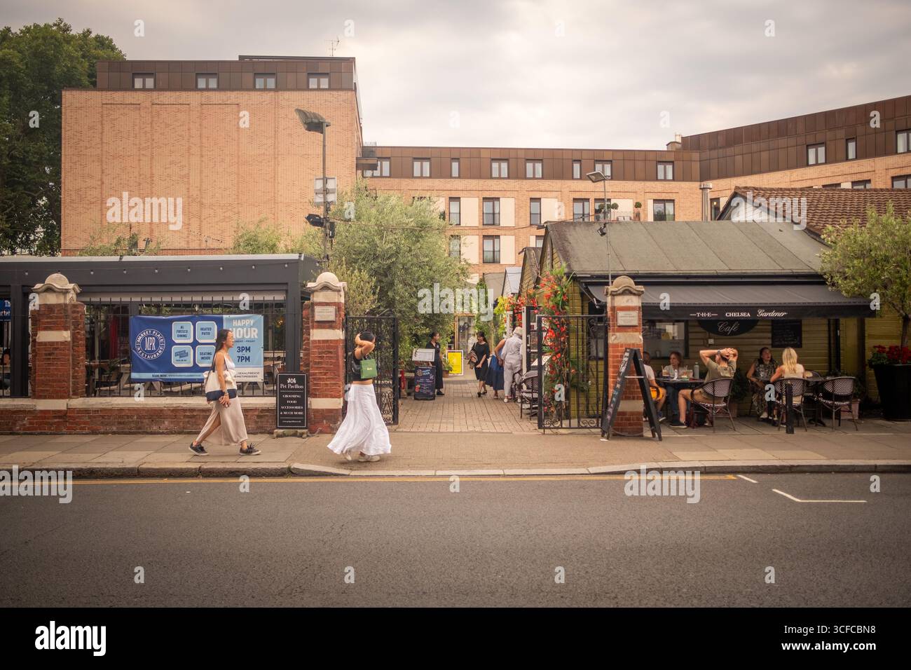 LONDRES - 13 AOÛT 2025 : le Chelsea Farmers Market, espace communautaire près de King's Road à Londres, avec des boutiques, des restaurants et un marché Banque D'Images
