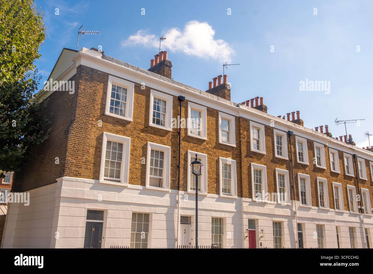 Londres - terrasses en stuc au début de l'époque victorienne et maisons de style manoir en brique rouge de style victorien/édouardien Banque D'Images