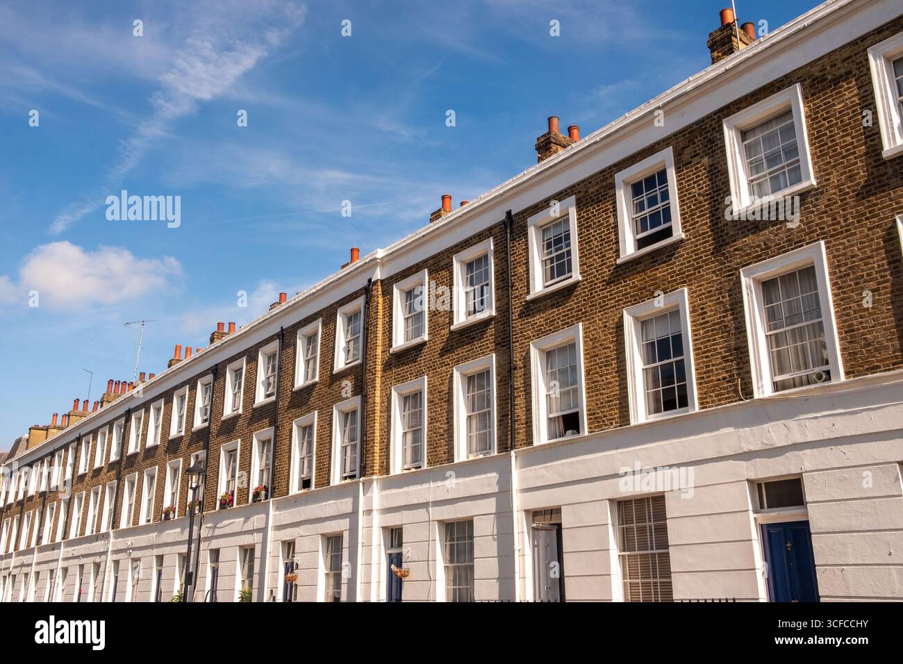 Londres - terrasses en stuc au début de l'époque victorienne et maisons de style manoir en brique rouge de style victorien/édouardien Banque D'Images