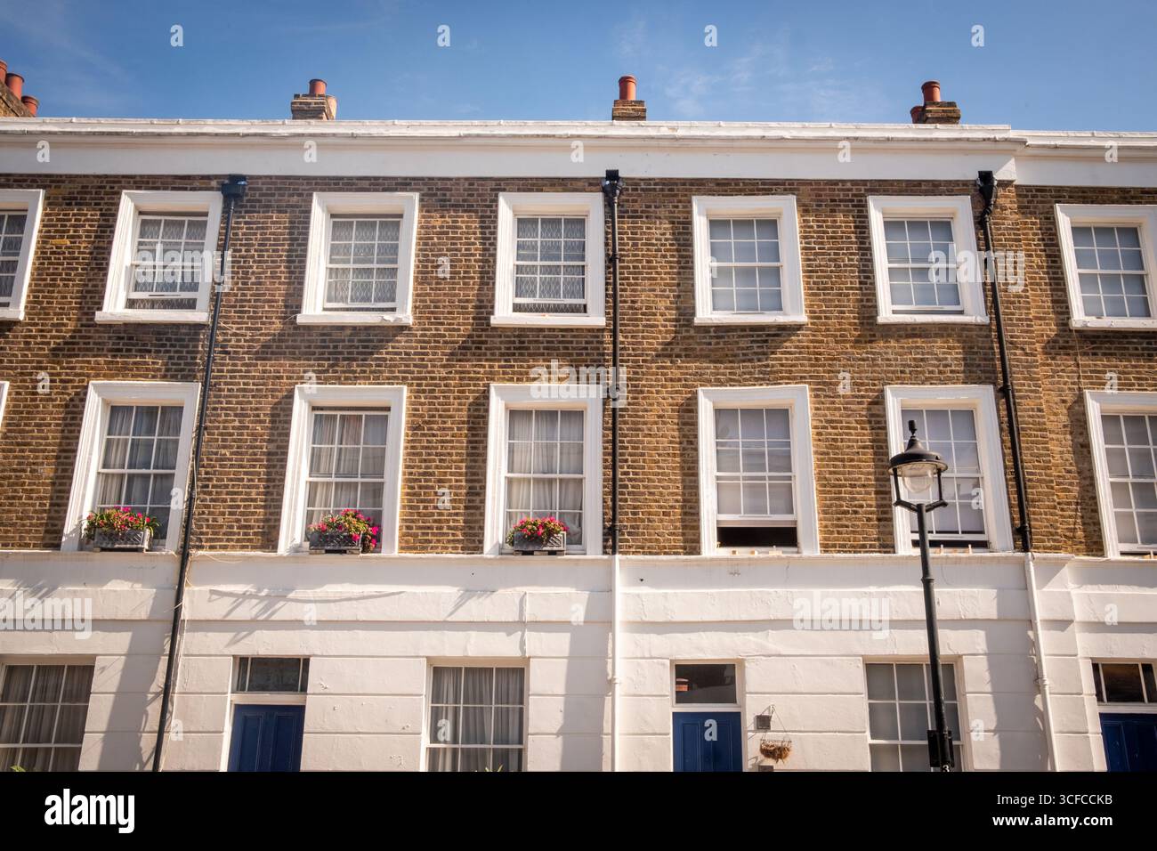 Londres - terrasses en stuc au début de l'époque victorienne et maisons de style manoir en brique rouge de style victorien/édouardien Banque D'Images