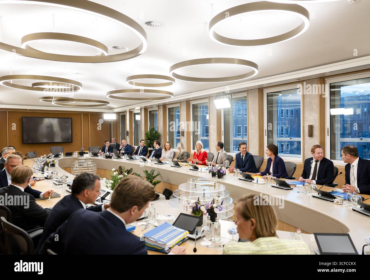 LA HAYE - Ministres et Secrétaires d'Etat au début de la réunion du Conseil des Ministres au Ministère des Affaires générales. ANP REMKO DE WAAL pays-bas Out - belgique Out Banque D'Images