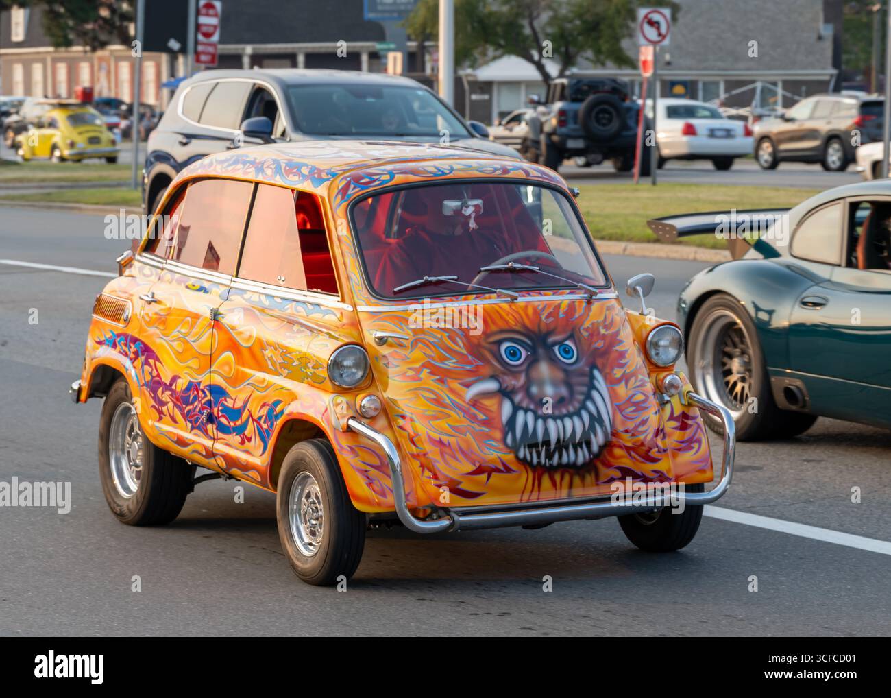 ROYAL OAK, mi/USA - 14 AOÛT 2025 : une BMW Isetta 600 1958 Custom car sur la route Woodward Dream Cruise, près de Detroit, mi. Constructeur : Kurt Studing Banque D'Images