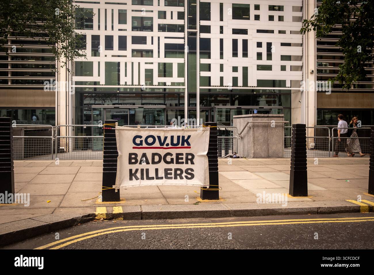 LONDRES- 14 AOÛT 2025 : signes de protestation devant le Home Office au SW ! Contre l'abattage des blaireaux dans la campagne britannique Banque D'Images