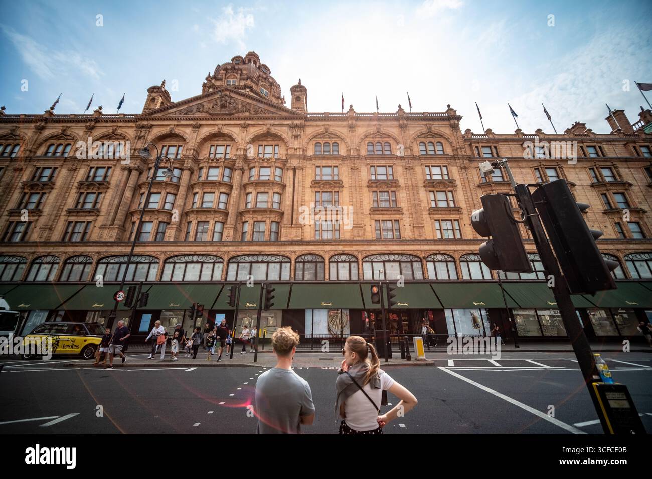LONDRES - 19 AOÛT 2025 : Harrods sur Brompton Road à Knightsbridge, célèbre destination de shopping Banque D'Images