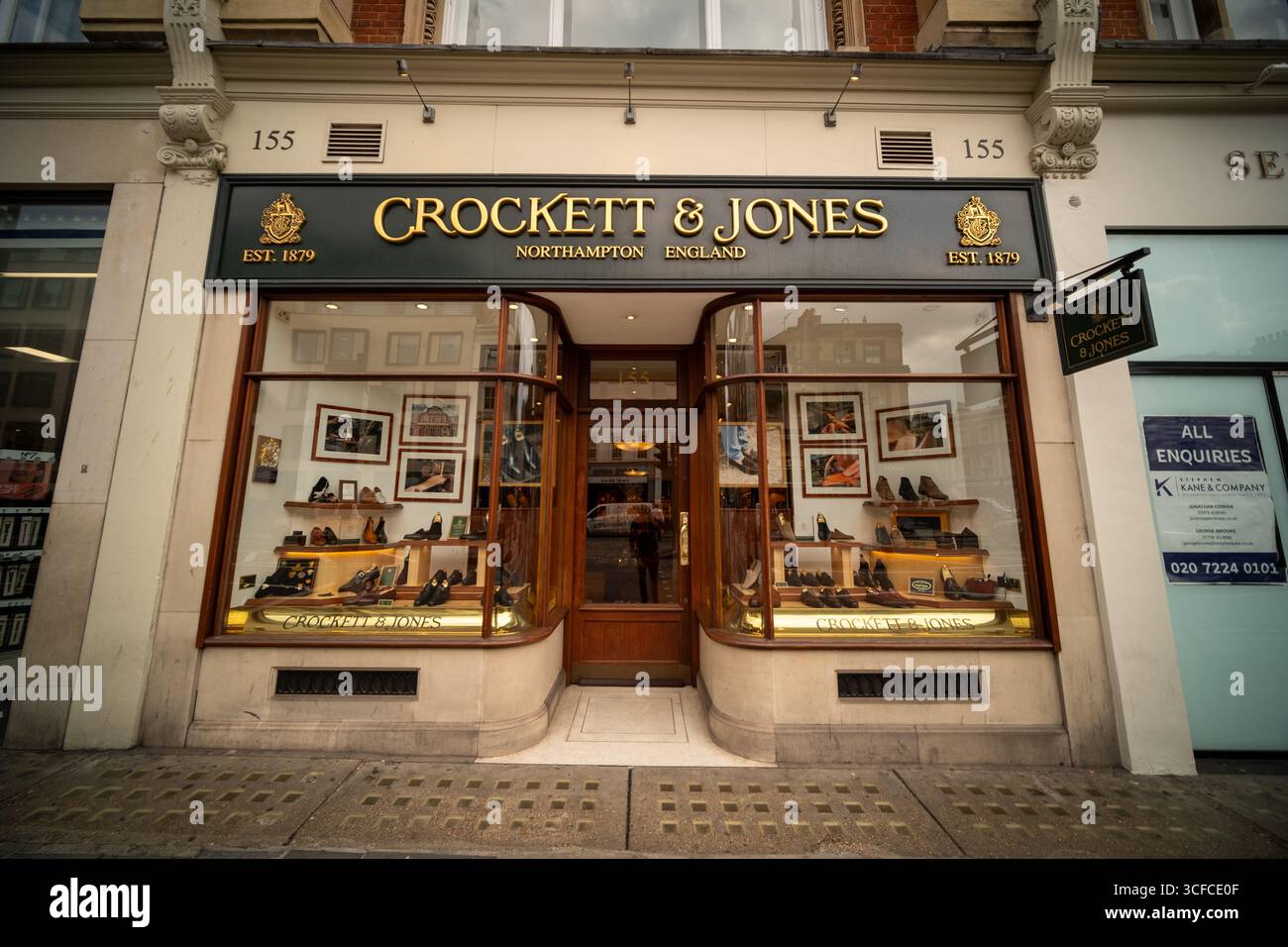 LONDRES - 19 AOÛT 2025 : Crockett et Jones magasin de chaussures sur Brompton Road, Knightsbridge Banque D'Images