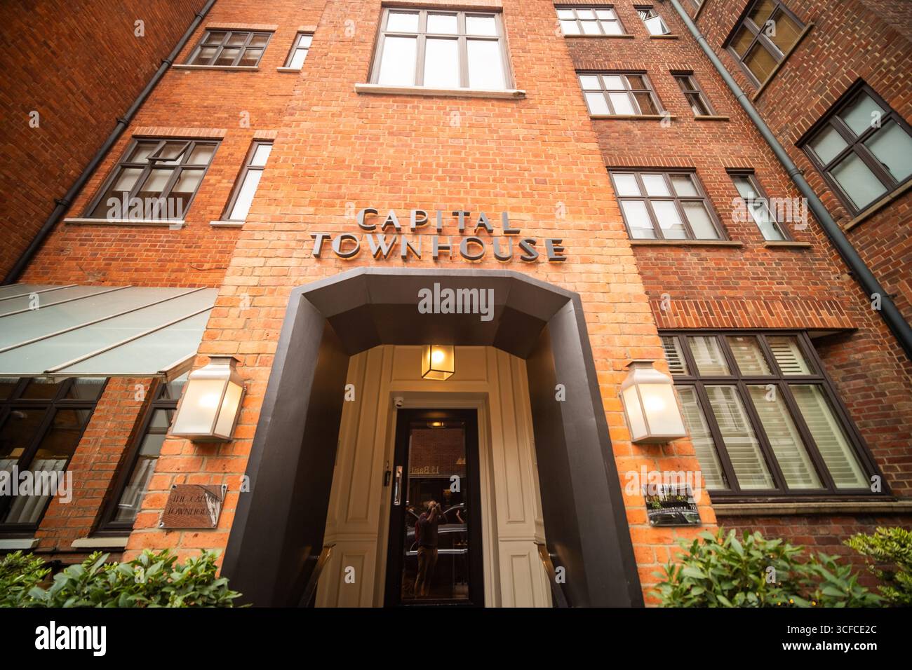 LONDRES- 19 AOÛT 2025 : Capital Townhouse- hôtel 5 étoiles à Knightsbridge Banque D'Images