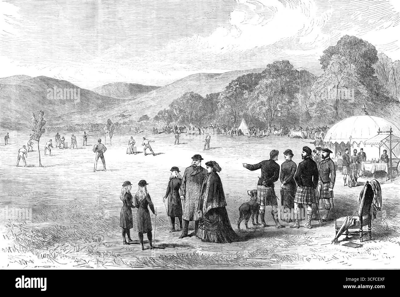 The Royal Family in the Highlands : cricket-match à Balmoral - Balmoral contre Abergeldie, 1881. « Notre artiste, Mr. W. Simpson, séjournant récemment à Abergeldie, avec l'aimable autorisation du prince de Galles, pour faire des croquis de scènes intéressantes liées au séjour de la famille royale dans ce quartier, nous a envoyé le croquis d'un match de cricket joué à Balmoral entre le rival Elevens des deux châteaux... au premier plan se tient sa gracieuse Majesté, avec le duc de Cambridge à sa droite, et avec les trois filles du prince et de la princesse de Galles... la princesse Victoria l'est Banque D'Images