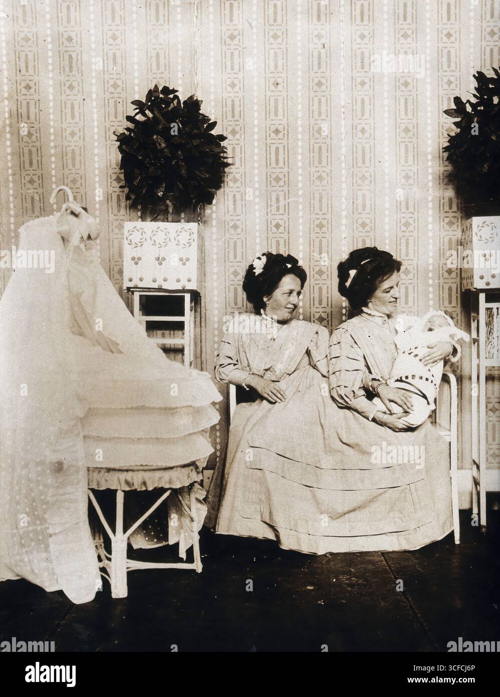Josefa Blažek et Rosalia Blažek (Rosa Blažek), jumelles conjointes, assises, tenant Franzl, le bébé de Rosa, c1910. Banque D'Images