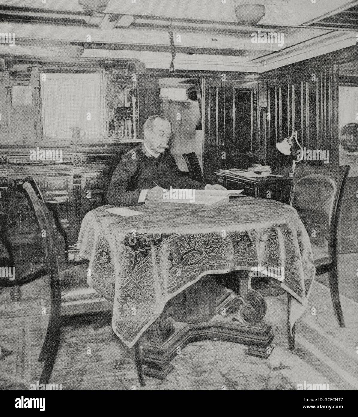 Charles Dwight Sigsbee, contre-amiral dans la marine des États-Unis, 1898. Charles Dwight Sigsbee (1845-1923), capitaine de l'USS Maine, dans sa cabine. Le Maine explose dans le port de la Havane (Cuba) en 1898, déclenchant le début de la guerre hispano-américaine. Tiré de "la Ilustración Española y Americana", 1898. Banque D'Images
