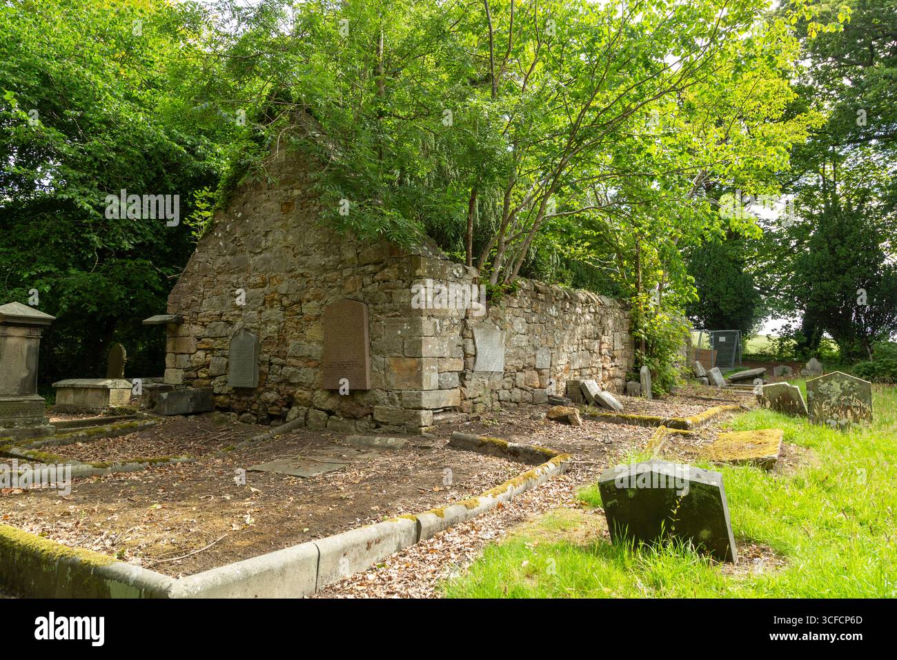 Les ruines de l'ancienne église paroissiale de Crombie, Crombie, Fife, Écosse Banque D'Images