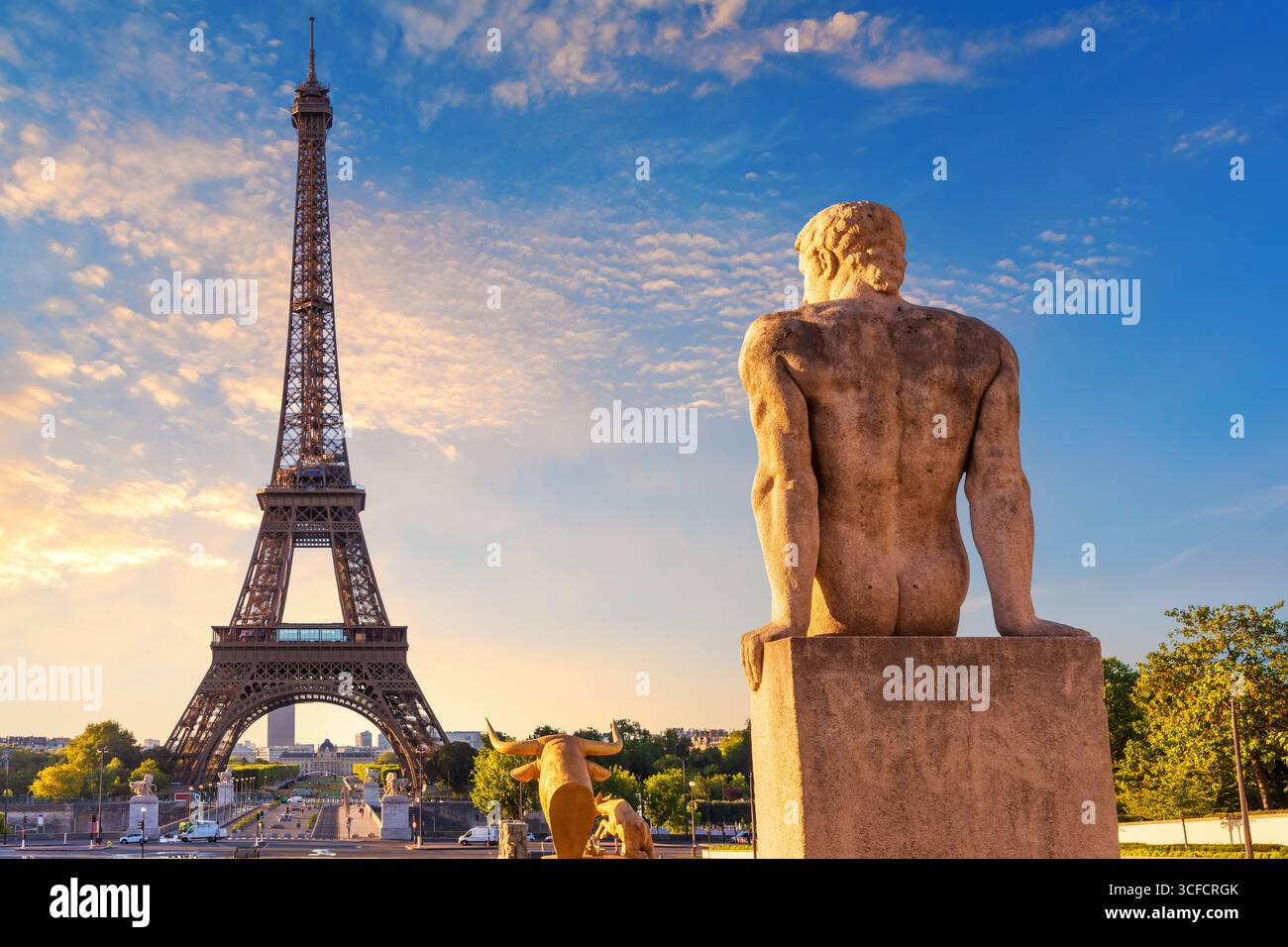 Vue Tour Eiffel avec silhouette de statue Atlas du Trocadéro, Paris. Banque D'Images