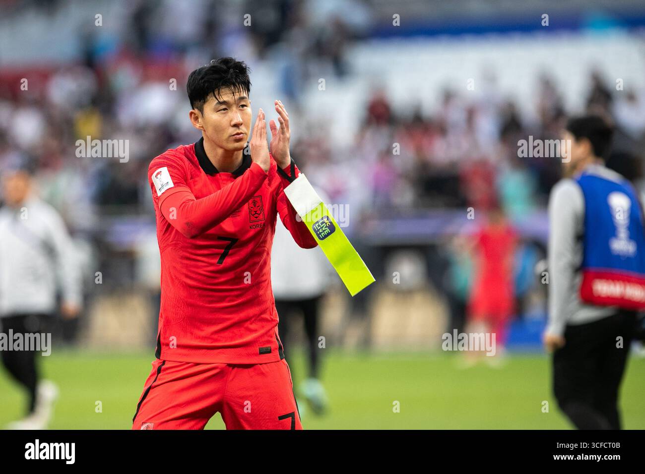 Son Heung-min, capitaine de la Corée du Sud, applaudit les fans après le match de la Coupe d'Asie de l'AFC 2024 contre la Jordanie au Qatar Banque D'Images