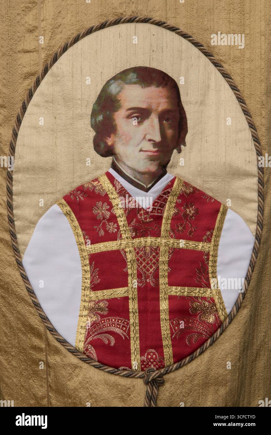 Portrait de Saint David Lewis sur bannière lors du pèlerinage annuel. David Lewis, (1616 – 27 août 1679) était un prêtre catholique jésuite et martyr, il était le dernier prêtre catholique gallois exécuté pour sa foi pendant la réforme. Lewis a été canonisé par le pape Paul VI en 1970. USK, Monmouthshire, pays de Galles 28 août 2022. ANNÉES 2020 ROYAUME-UNI HOMER SYKES Banque D'Images