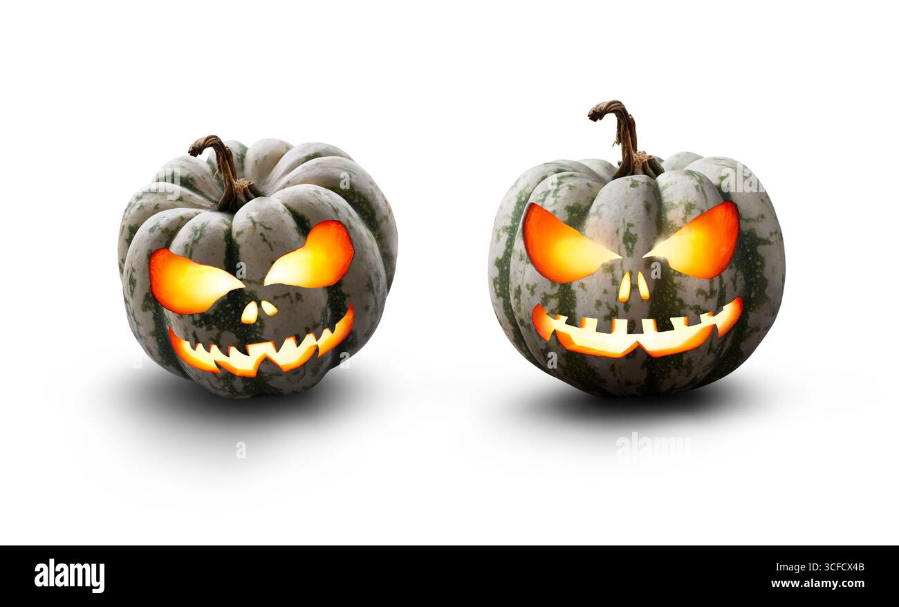 Deux citrouille d'halloween effrayante verte, blanche et orange allumée, Jack O Lantern avec le visage et les yeux maléfiques isolés sur un fond blanc Banque D'Images