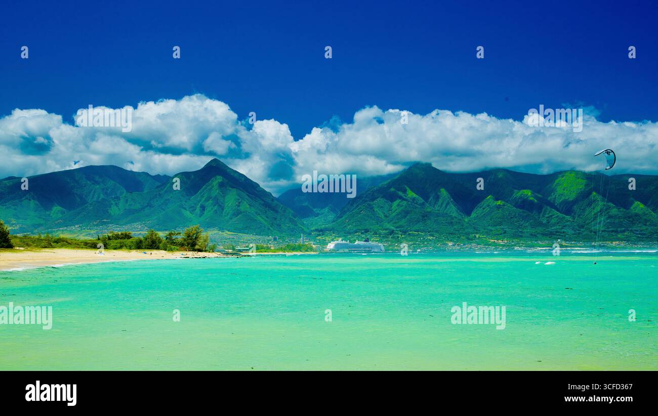 Plage immaculée avec de l'eau turquoise, des montagnes luxuriantes, et un kite surfeur sous un ciel bleu. Kanaha Beach Park, West Maui Mountains, Kite Beach, Kahului, Hawaï Banque D'Images