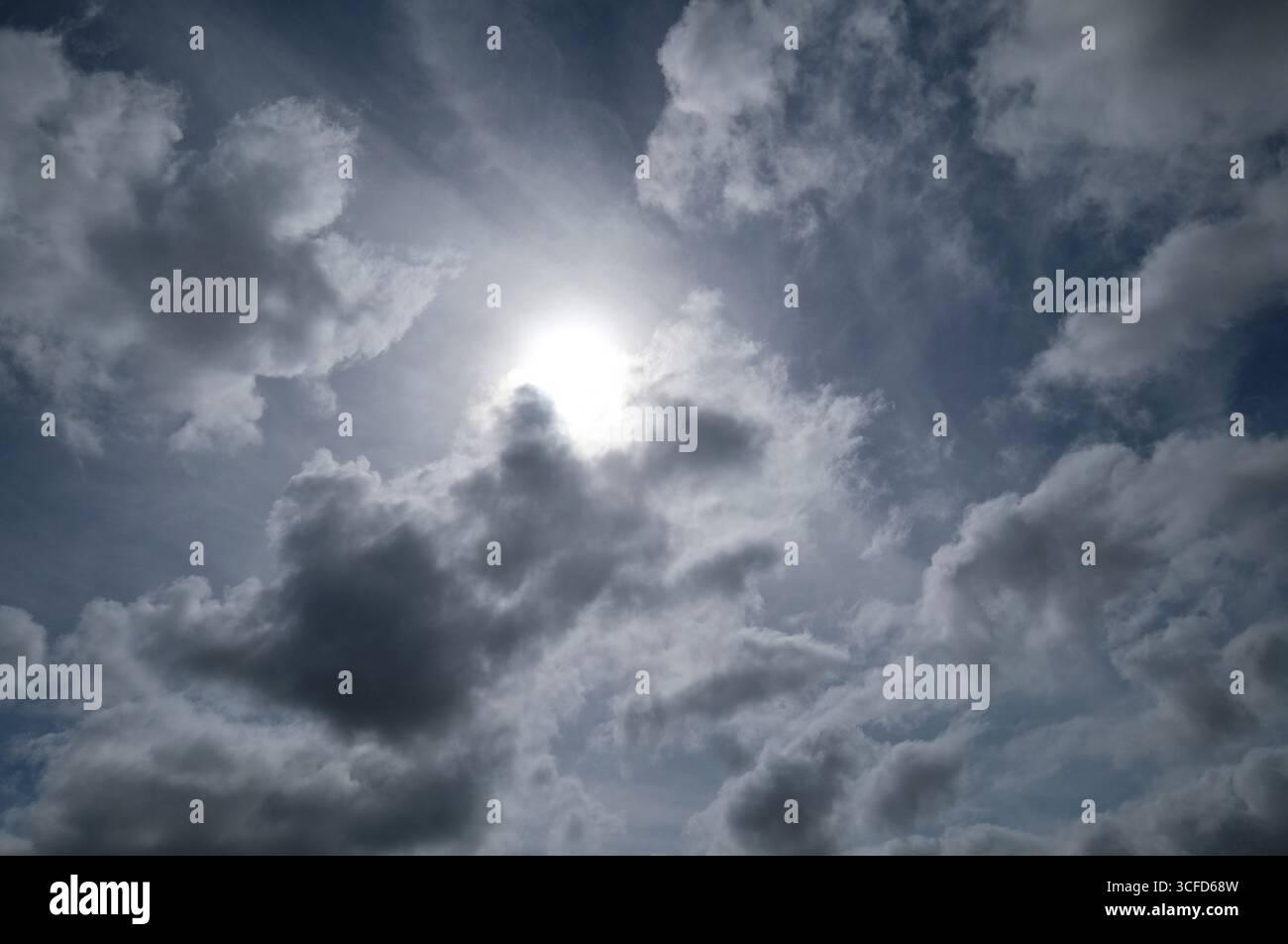 soleil derrière des nuages sombres, norfolk, angleterre Banque D'Images