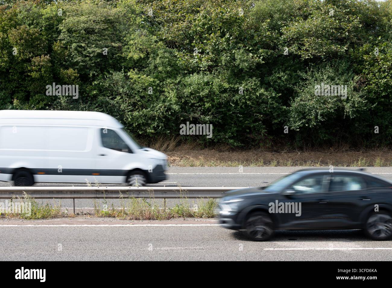 Une camionnette et une voiture, floues à grande vitesse, sur l'autoroute M40, Warwickshire, Royaume-Uni Banque D'Images