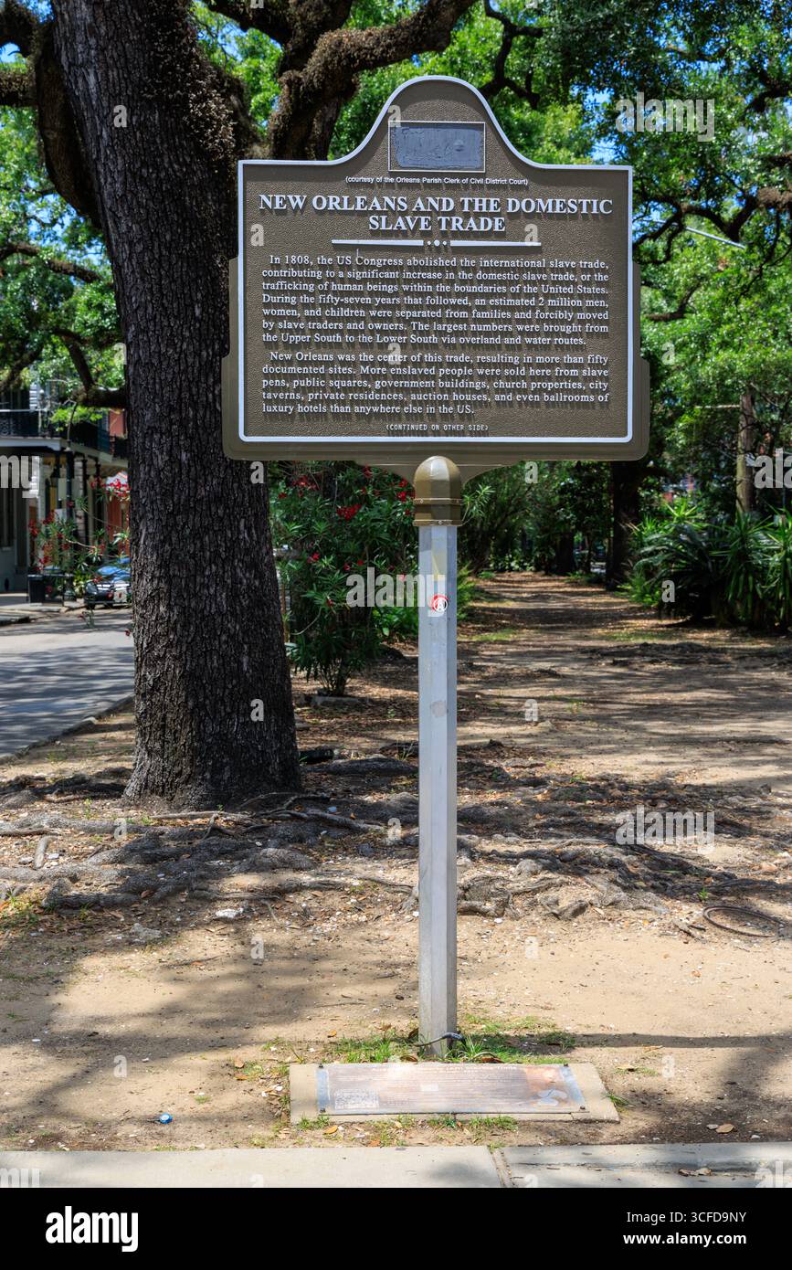 New Orleans and the Domestic Slave Trade Sign à l'intersection de Esplanade Avenue et Chartres Street, New Orleans, Louisiane, États-Unis Banque D'Images