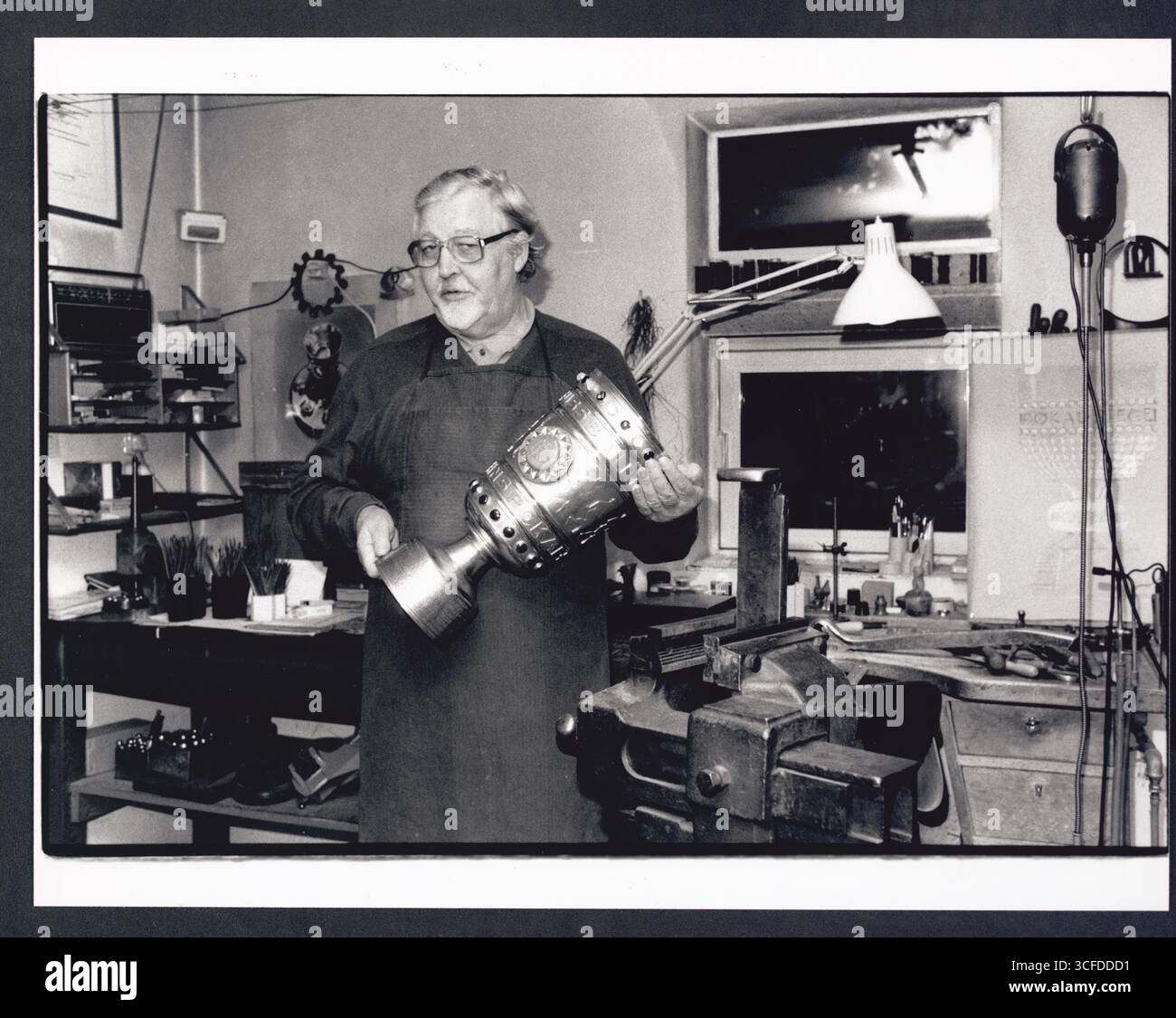 Portrait des Goldschmieds Wilhelm Nagel (*29.07.1927 / 30.03.2014) in seiner Werkstatt. - Nach dem Studium an den Kölner Werkschulen (1948 bis 1952) legte er die Meisterprüfung zum Gold- und Silberschmied an der Handwerkskammer Köln ab und War danach freiberuflich tätig.- von 1971 bis 1989 War Nagel Lehrbeauftragter an der TH-Köln im Fachbereich Kunst und Design. - Besondere Bekanntheit erlangte in Deutschland der von IHM 1964 entworfene und gefertigte DFB-Pokal - Foto vom 14.01.1992 Banque D'Images