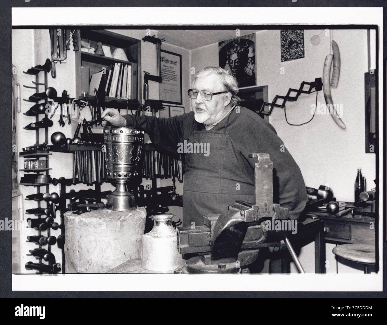 Portrait des Goldschmieds Wilhelm Nagel (*29.07.1927 / 30.03.2014) in seiner Werkstatt. - Nach dem Studium an den Kölner Werkschulen (1948 bis 1952) legte er die Meisterprüfung zum Gold- und Silberschmied an der Handwerkskammer Köln ab und War danach freiberuflich tätig.- von 1971 bis 1989 War Nagel Lehrbeauftragter an der TH-Köln im Fachbereich Kunst und Design. - Besondere Bekanntheit erlangte in Deutschland der von IHM 1964 entworfene und gefertigte DFB-Pokal - Foto vom 14.01.1992 Banque D'Images