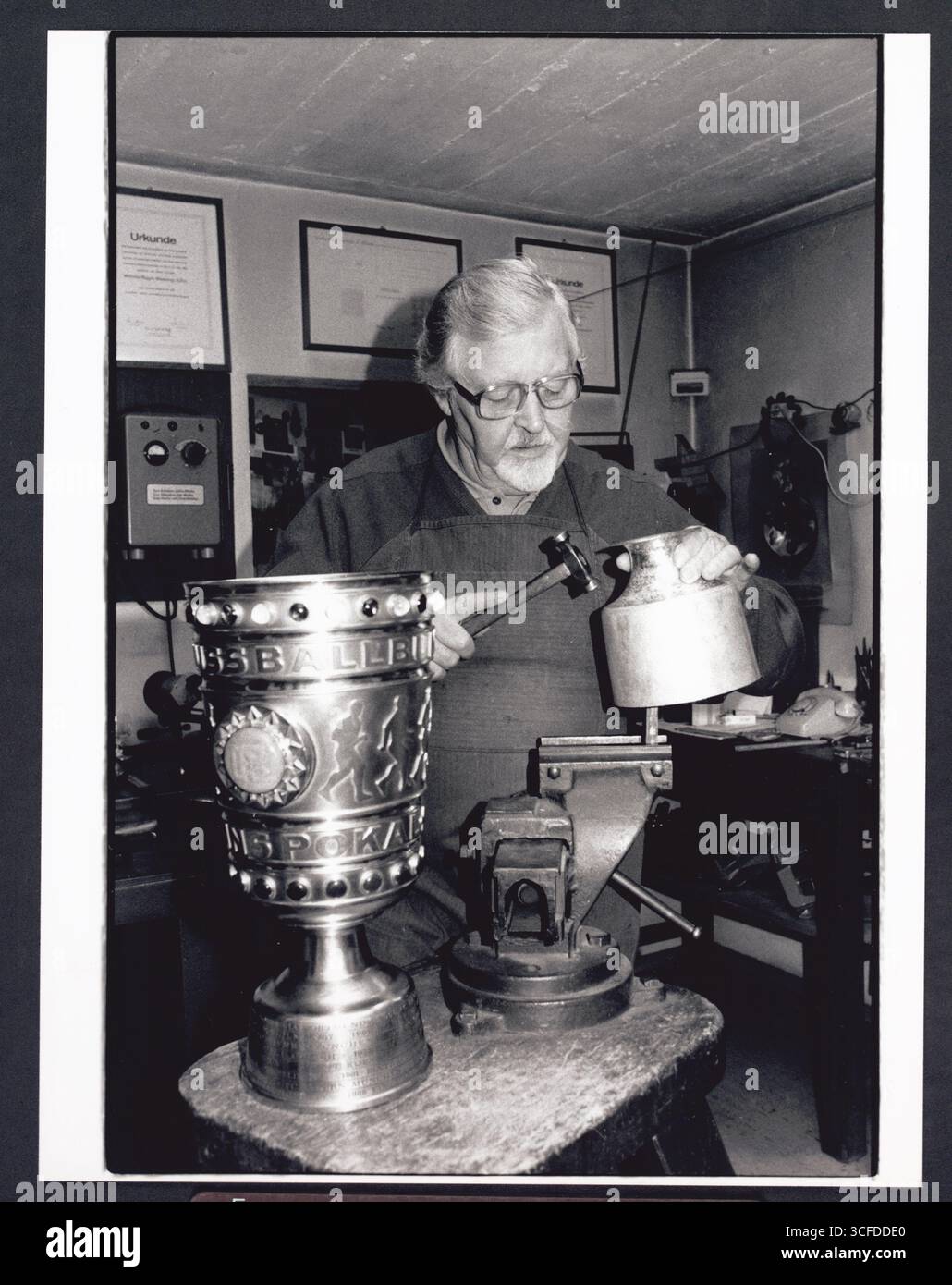 Portrait des Goldschmieds Wilhelm Nagel (*29.07.1927 / 30.03.2014) in seiner Werkstatt. - Nach dem Studium an den Kölner Werkschulen (1948 bis 1952) legte er die Meisterprüfung zum Gold- und Silberschmied an der Handwerkskammer Köln ab und War danach freiberuflich tätig.- von 1971 bis 1989 War Nagel Lehrbeauftragter an der TH-Köln im Fachbereich Kunst und Design. - Besondere Bekanntheit erlangte in Deutschland der von IHM 1964 entworfene und gefertigte DFB-Pokal - Foto vom 14.01.1992 Banque D'Images