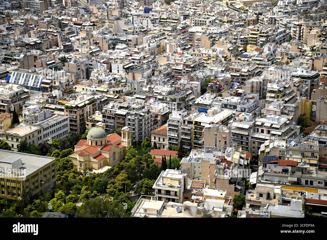 Paysage urbain avec vue panoramique sur Athènes la capitale de la Grèce vu du point culminant du mont Lycabette. Banque D'Images