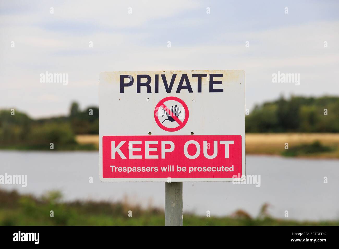 Générique privé, ne pas entrer, les intrus seront poursuivis signe avec l'eau hors foyer et les arbres derrière. Banque D'Images