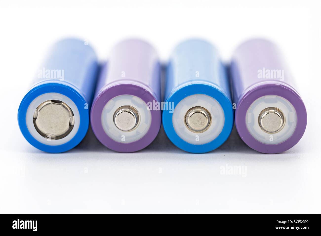 Un gros plan piles rechargeables violet bleu cylindrique de forme métallique de stockage d'énergie isolé sur fond blanc technologie moderne propre Banque D'Images