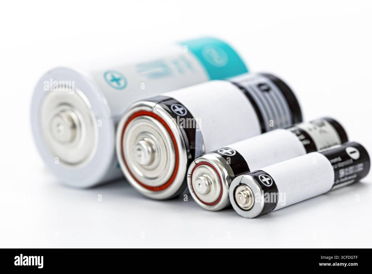 Une batterie cylindrique de différentes tailles pile alcaline pile rechargeable stockage d'énergie Fermer fond blanc métallique Banque D'Images